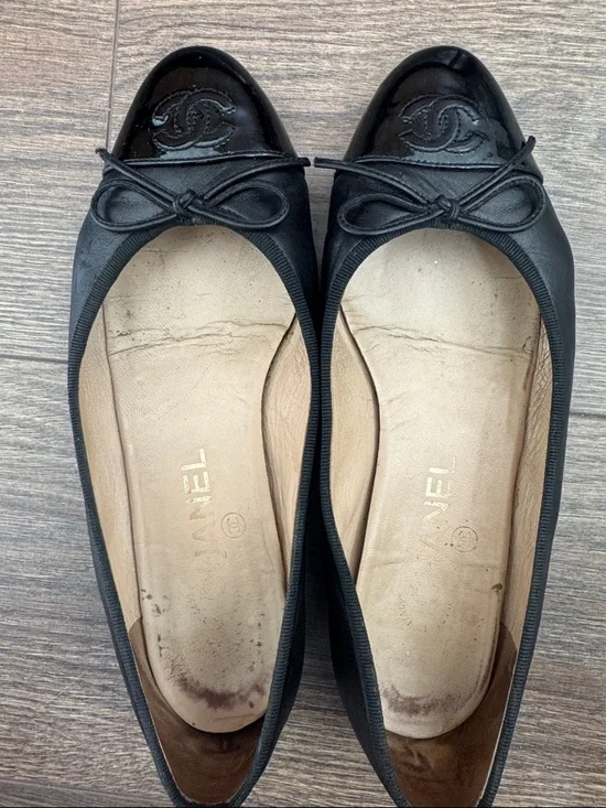 CHANEL Black Patent Cap-Toe Bow Ballet Flats - Picture 2 of 10